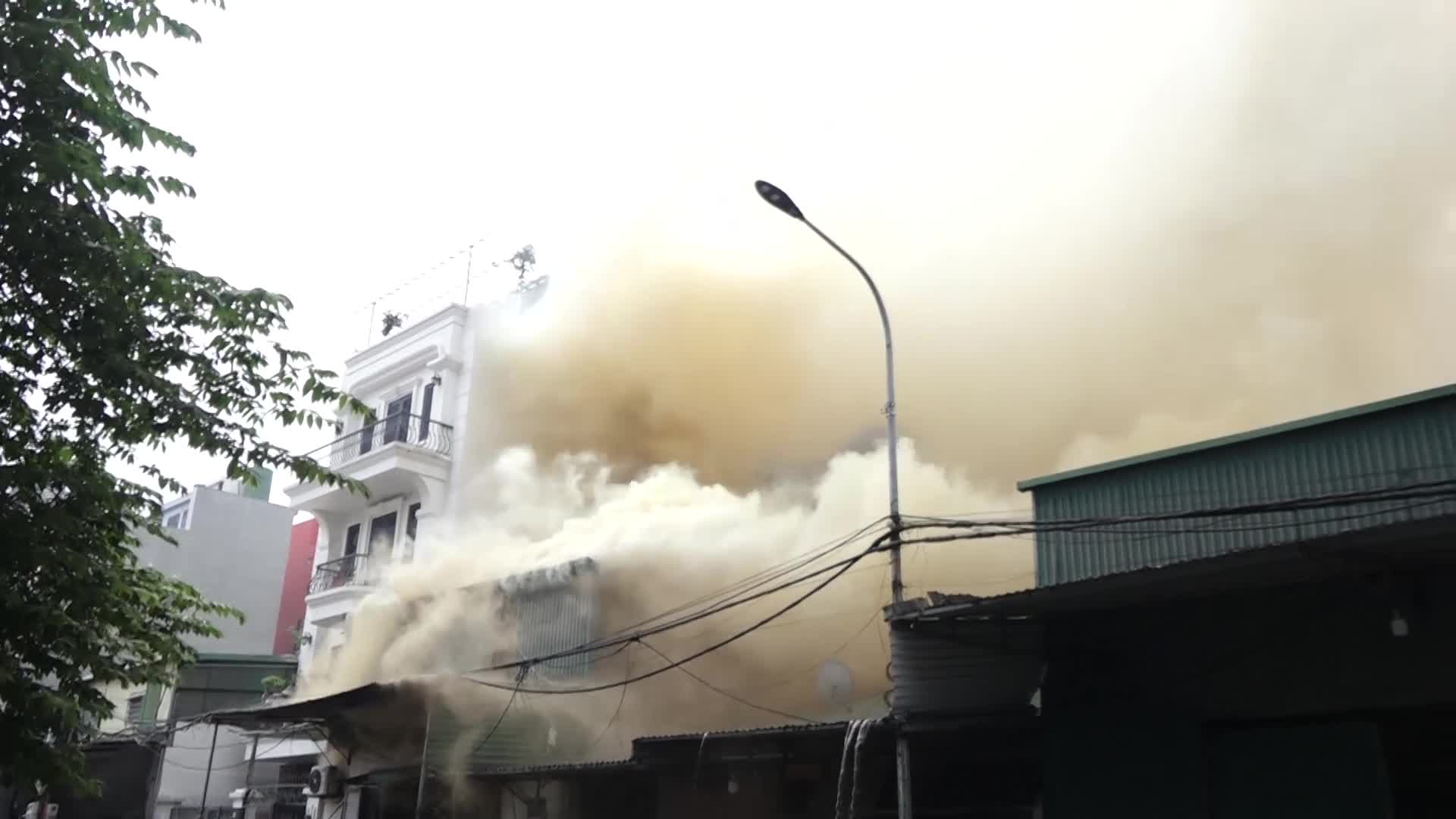 Dân sinh - Hà Nội: Cháy lớn thiêu rụi kho xưởng tại Đền Lừ