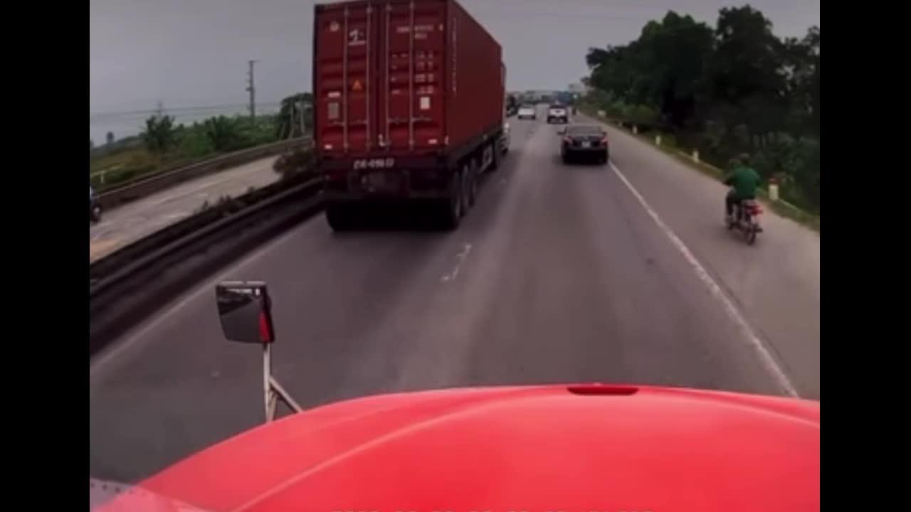 Video - Clip: Chuyển làn ẩu, ô tô con bị container đâm xoay ngang đường