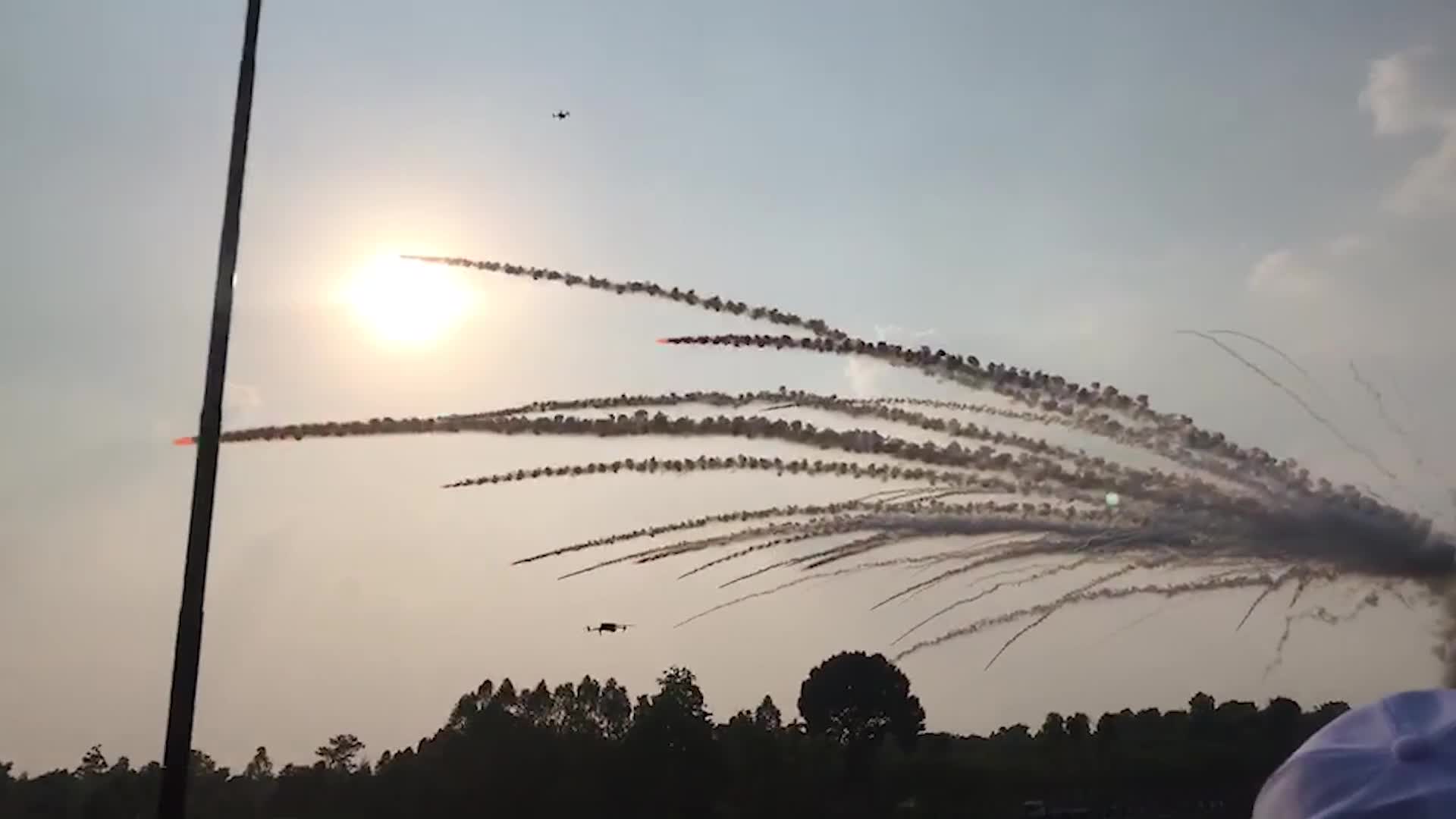 Video - Clip: Khoảnh khắc gây sốc khi tên lửa tự chế phát nổ trong lễ hội (Hình 2).