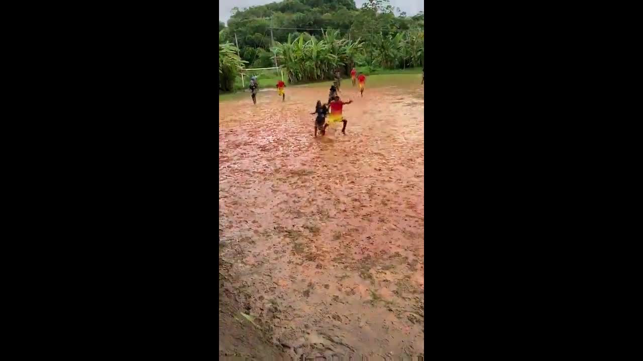 Video - Clip: Pha phối hợp không tưởng trên sân đầy bùn trơn trượt