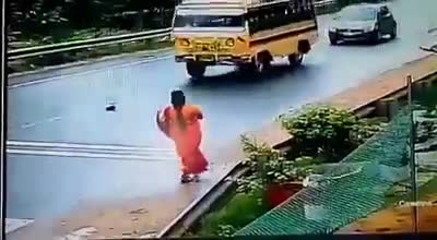 Video - Clip: Chạy ra giữa đường nhặt túi xách, người phụ nữ bị tông văng 10m