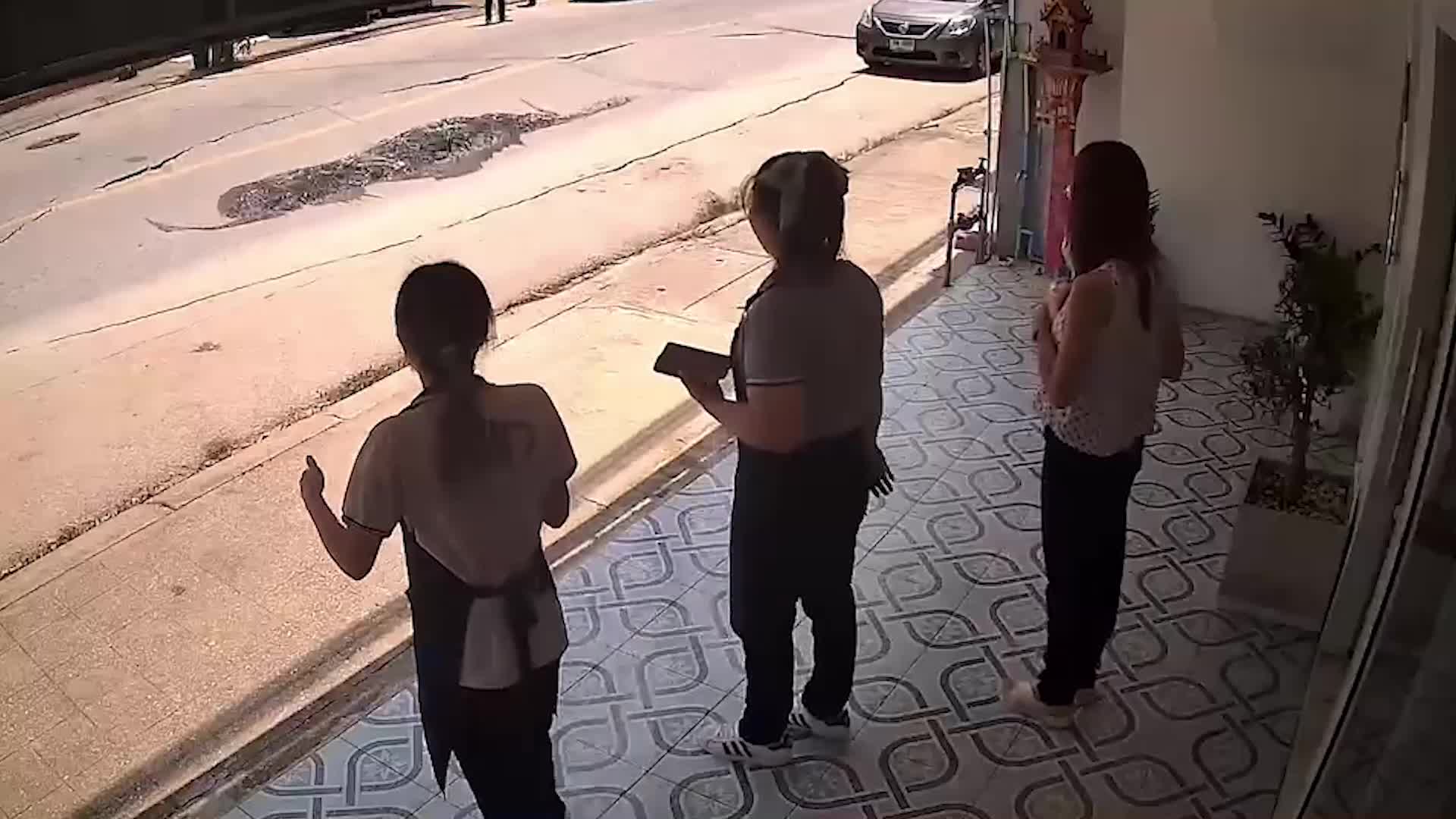 Video - Clip: Kinh hoàng “hố tử thần” bất ngờ xuất hiện giữa đường phố