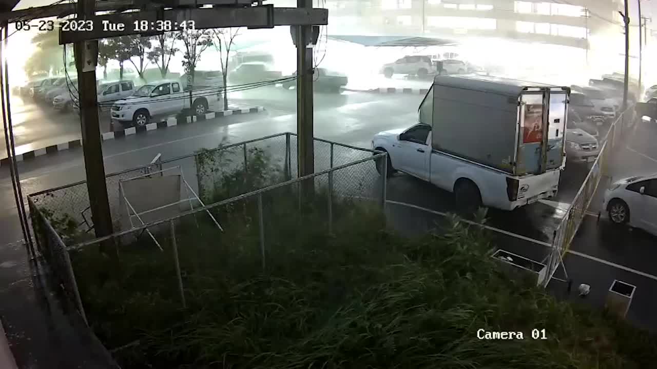 Video - Clip: Kinh hoàng mái nhà đậu xe bị sập làm hư hại hàng chục ô tô