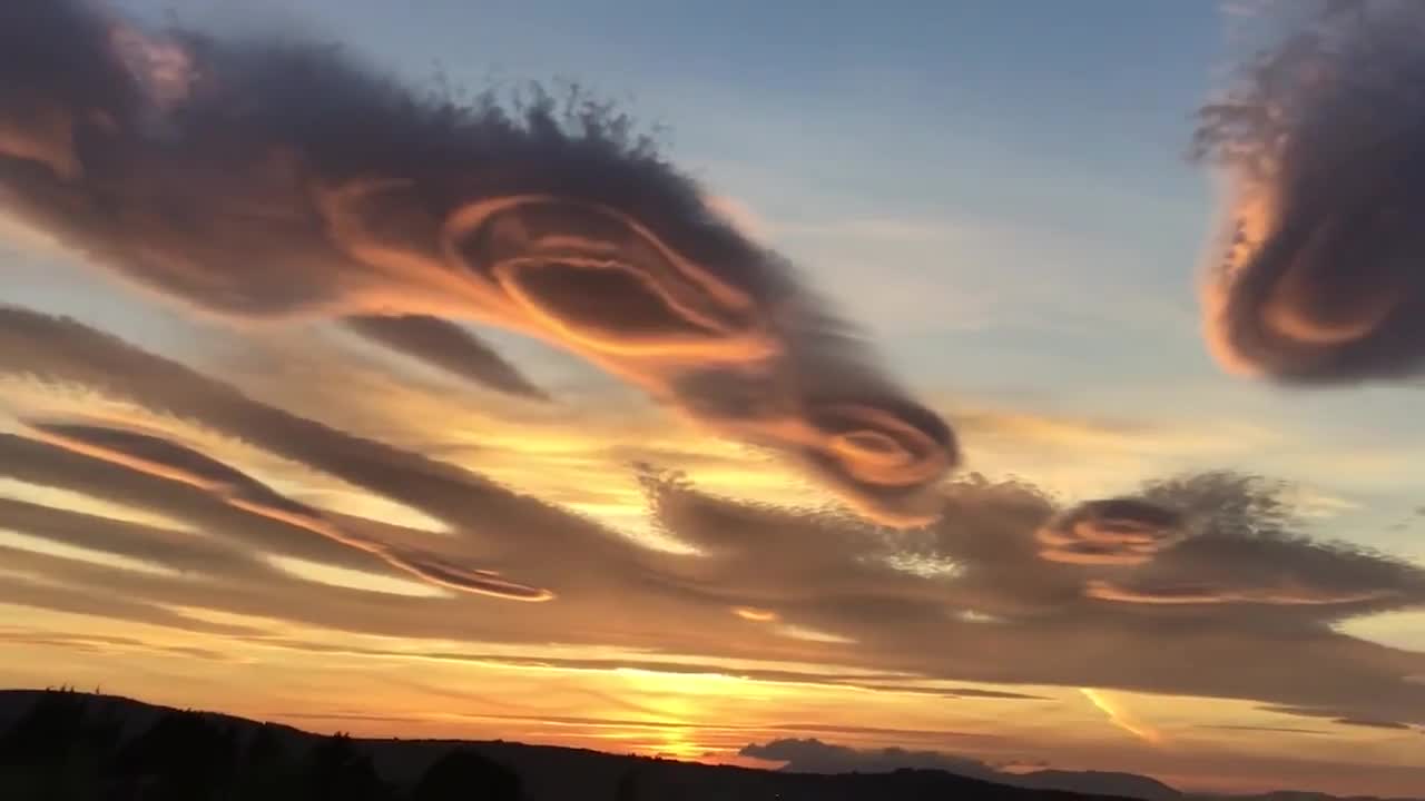 Video - Clip: Khoảnh khắc cực hiếm mây dạng thấu kính xuất hiện trên bầu trời