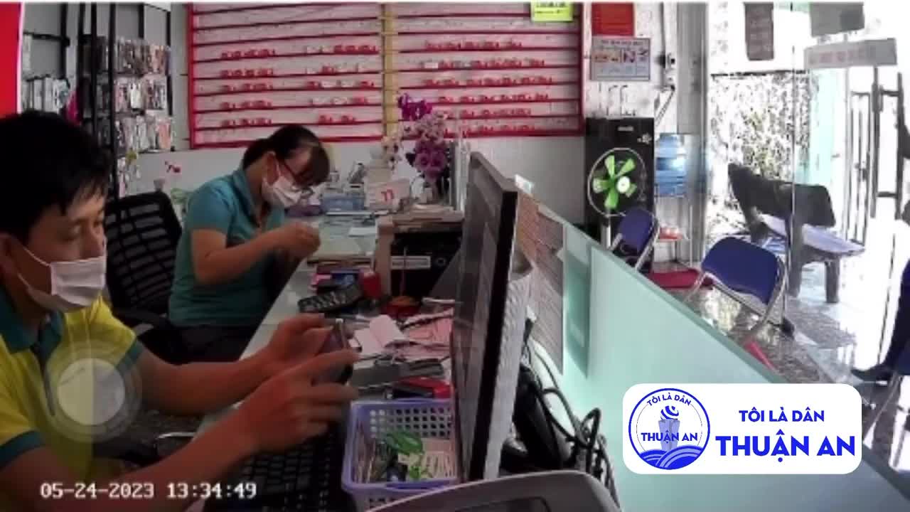 Video - Clip: Giây phút nữ nhân viên chống trả quyết liệt với tên cướp cầm dao