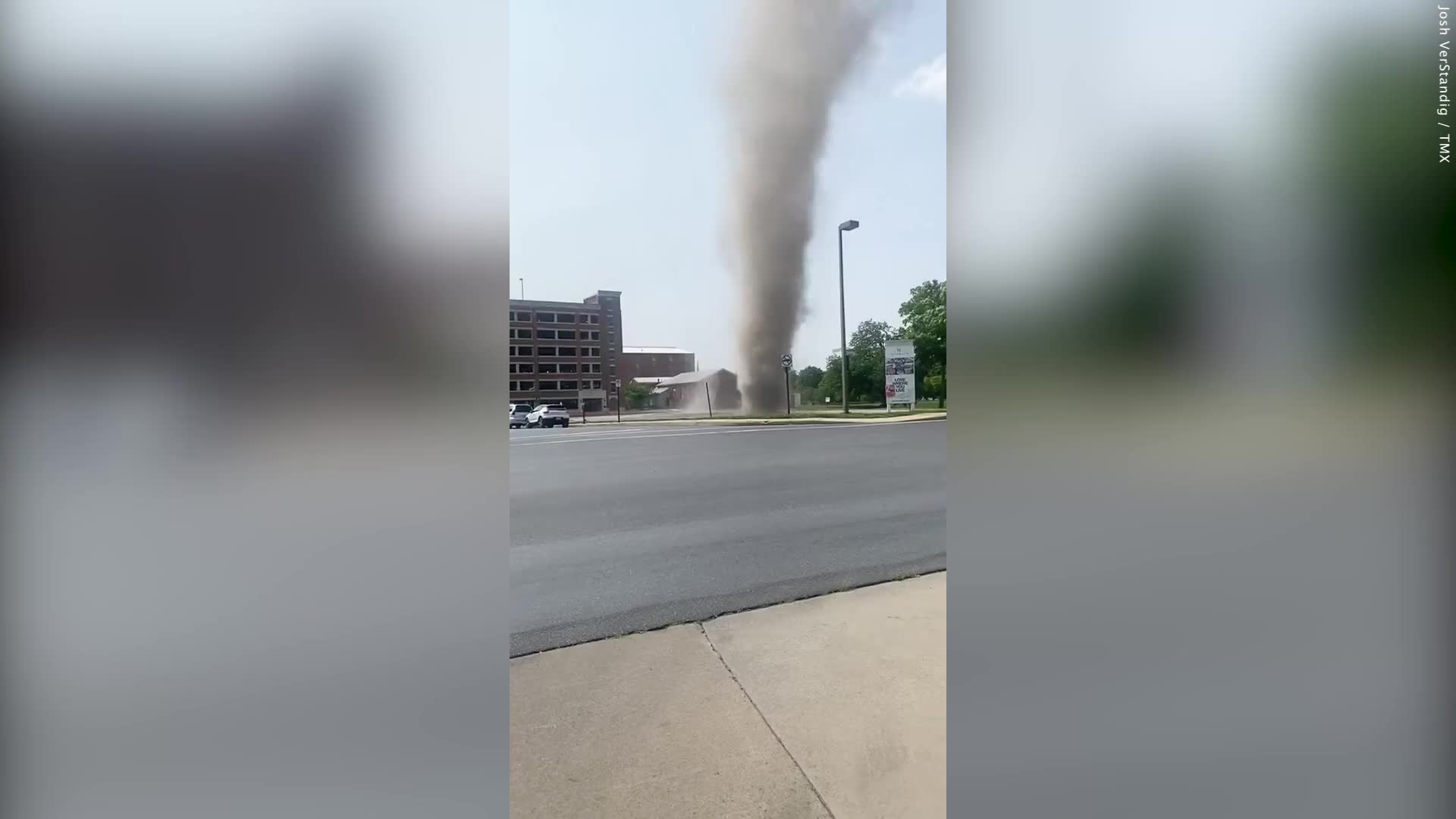 Video - Clip: Kinh ngạc khoảnh khắc lốc xoáy xuất hiện giữa đường phố