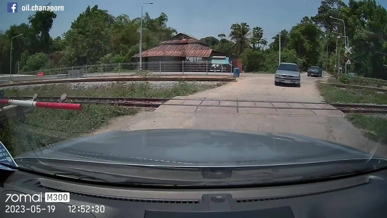 Video - Clip: Ô tô phớt lờ cảnh báo, cố tình băng qua đường ray và cái kết