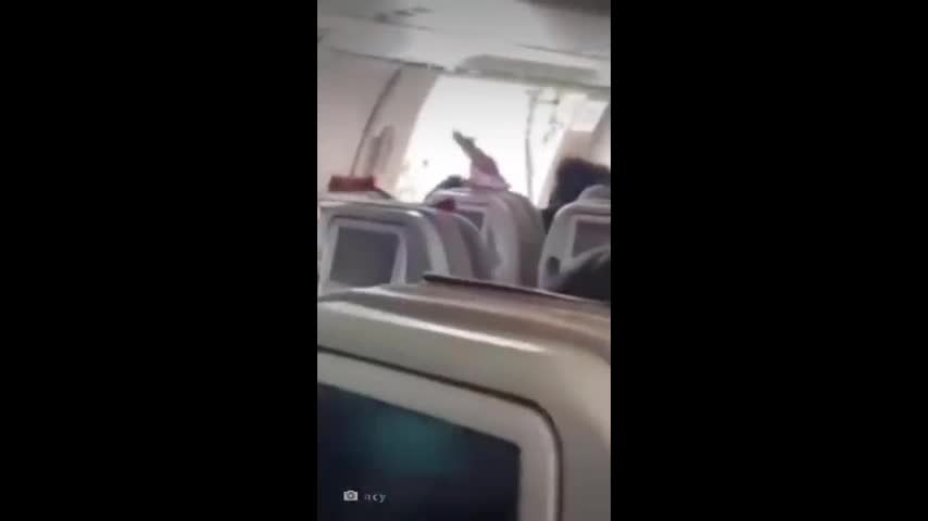 Video - Clip: Khoảnh khắc máy bay mở bung cửa khi đang bay trên không