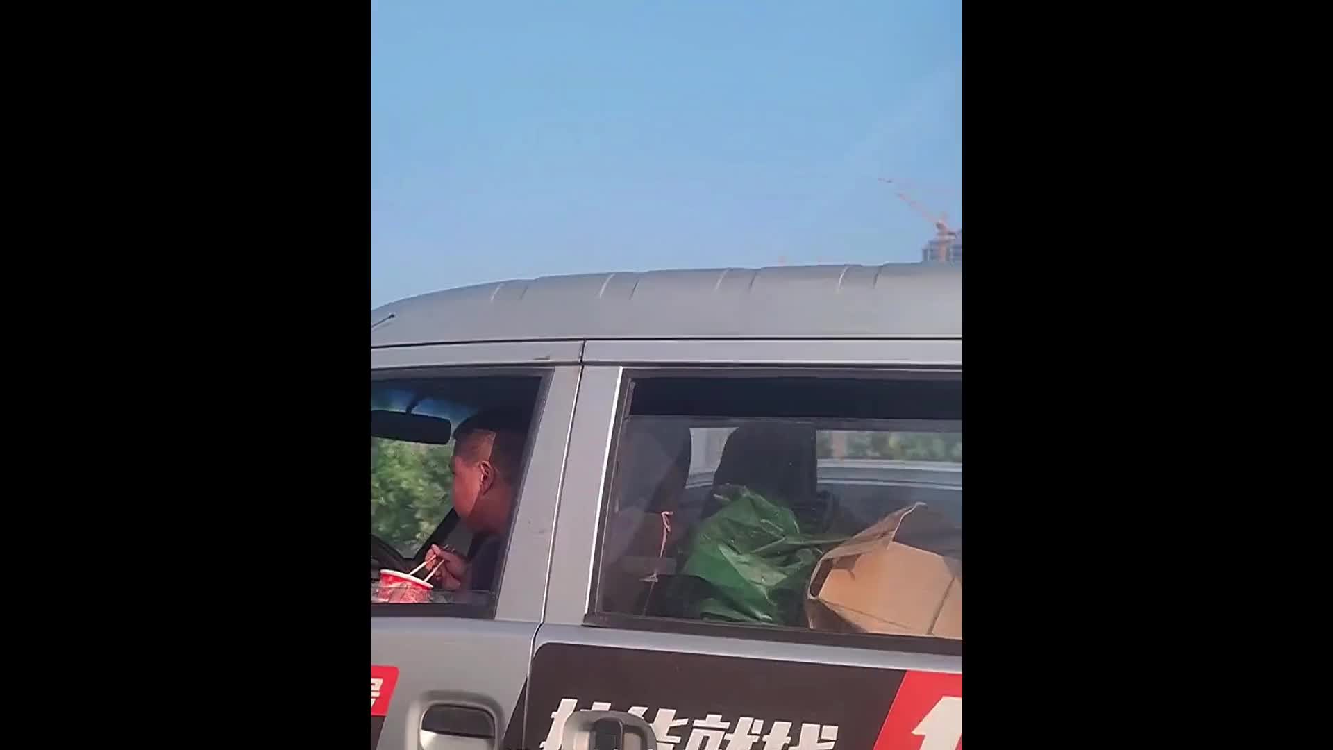 Video - Clip: Hoảng hồn cảnh tài xế vừa lái xe vừa ăn mì trên đường cao tốc