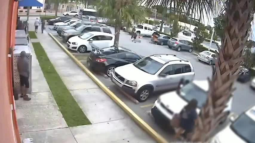 Video - Clip: Mẹ bị giật túi xách, con gái lao tới đấm thẳng mặt tên cướp