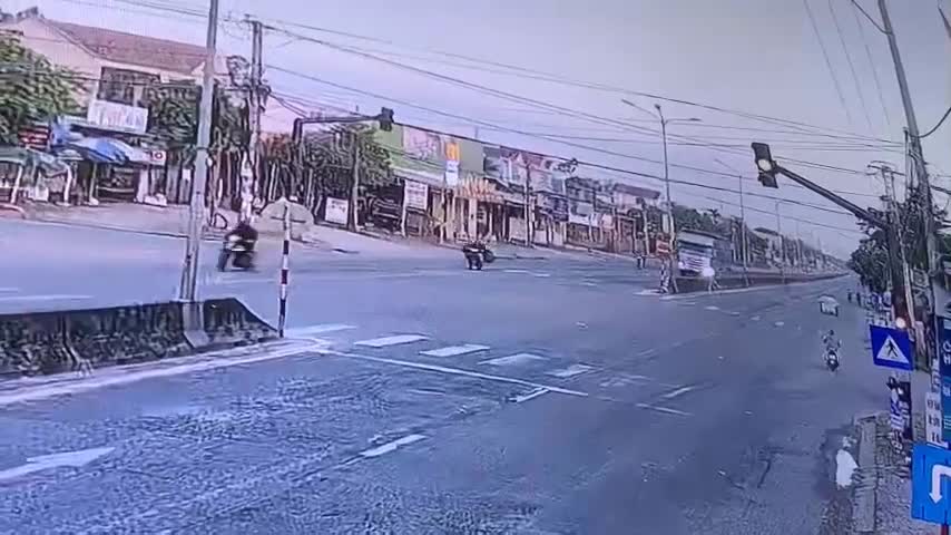 Video - Clip: Sang đường không quan sát, nam sinh bị xe tải tông tử vong