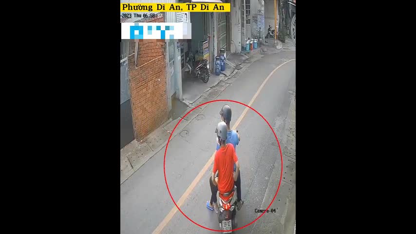 Video - Clip: Người phụ nữ bị cướp giật dây chuyền nhanh như chớp trên phố