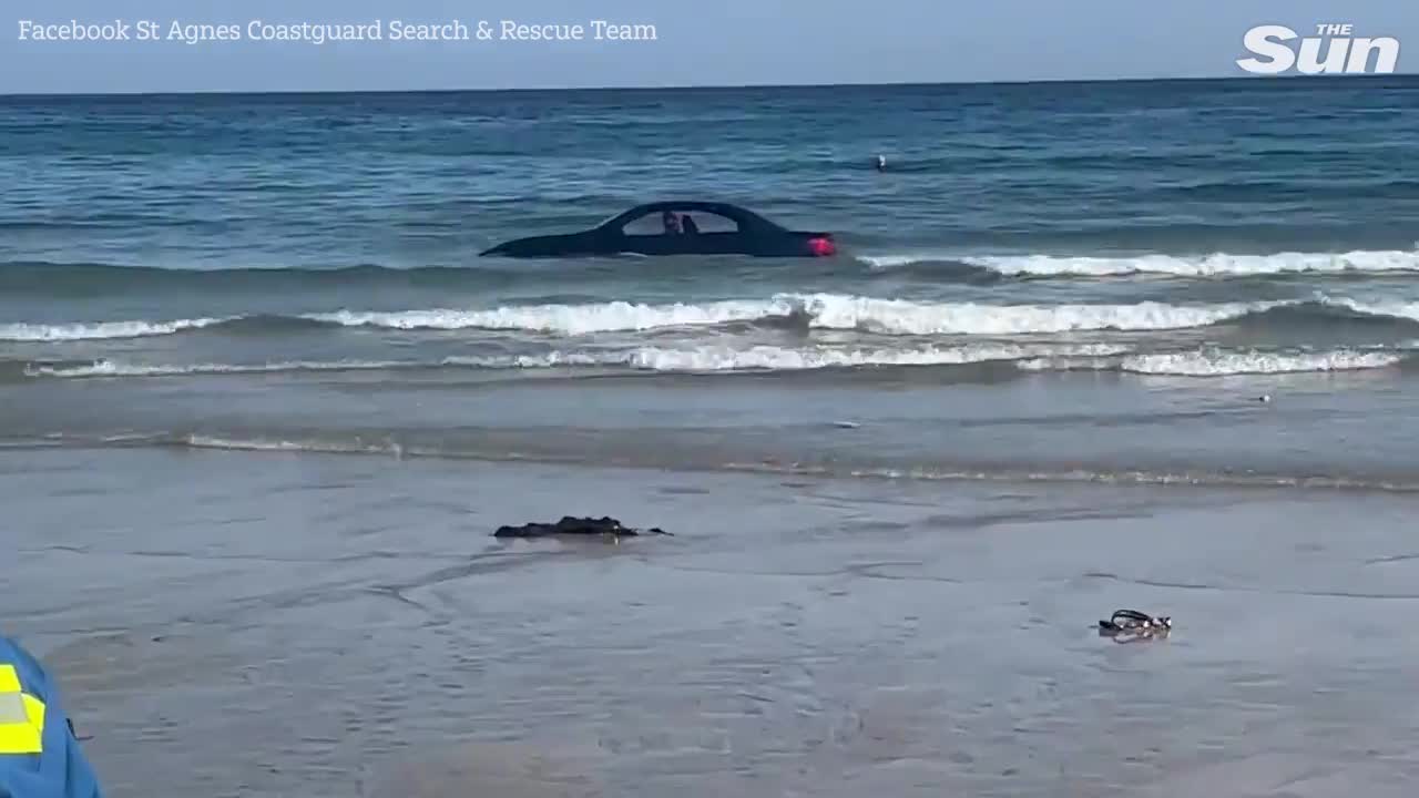 Video - Clip: Bất ngờ phát hiện chiếc xe BMW trôi dạt gần bờ biển