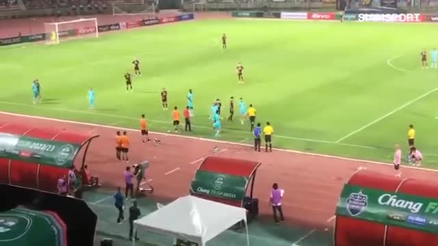 Video - Clip: Bị khiêu khích, cầu thủ Thái Lan lao vào đấm HLV đội bạn