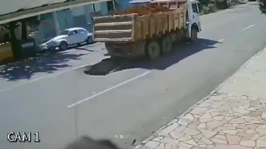 Video - Clip: Ô tô đang chạy bất ngờ bị hố tử thần 'nuốt chửng' giữa đường