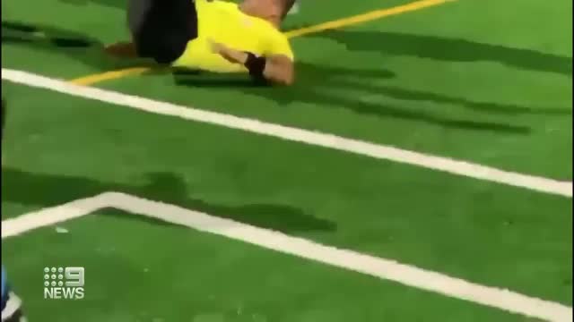 Video - Clip: Cầu thủ lao vào sân hành hung trọng tài dã man và cái kết đắng