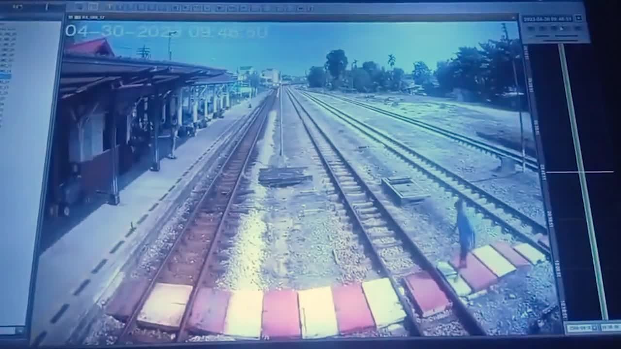 Video - Clip: Nhân viên đường sắt cứu cụ bà thoát chết ngay trước mũi tàu