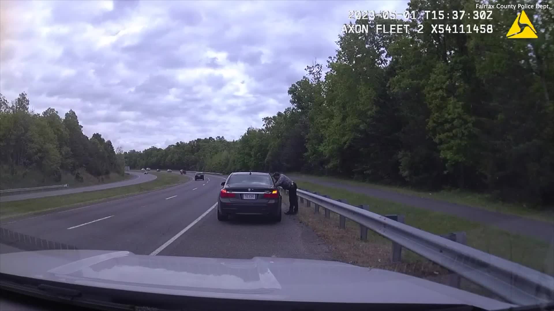 Video - Clip: Kinh hoàng chiếc BMW bất ngờ mất lái đâm vào một ô tô đang đỗ