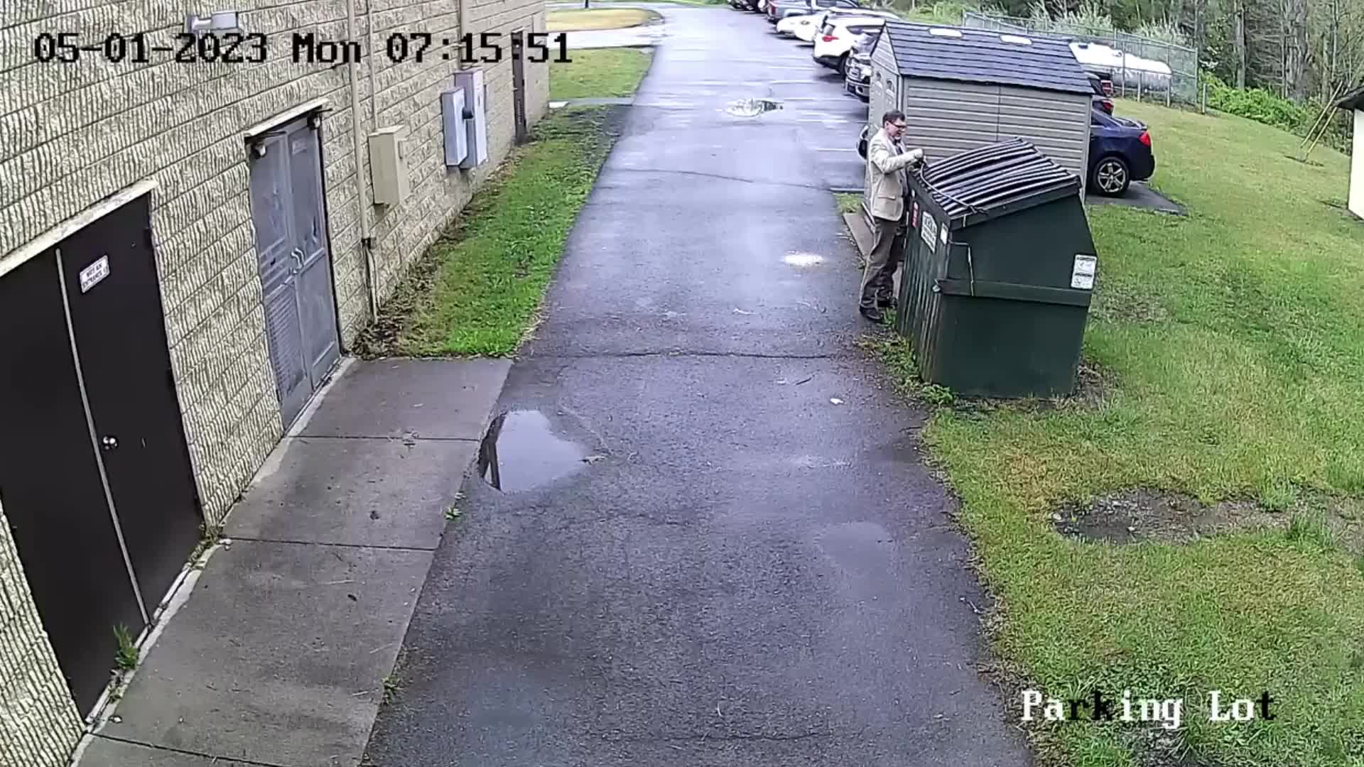 Video - Clip: Gấu trèo ra khỏi thùng rác khiến người đàn ông sợ hãi bỏ chạy