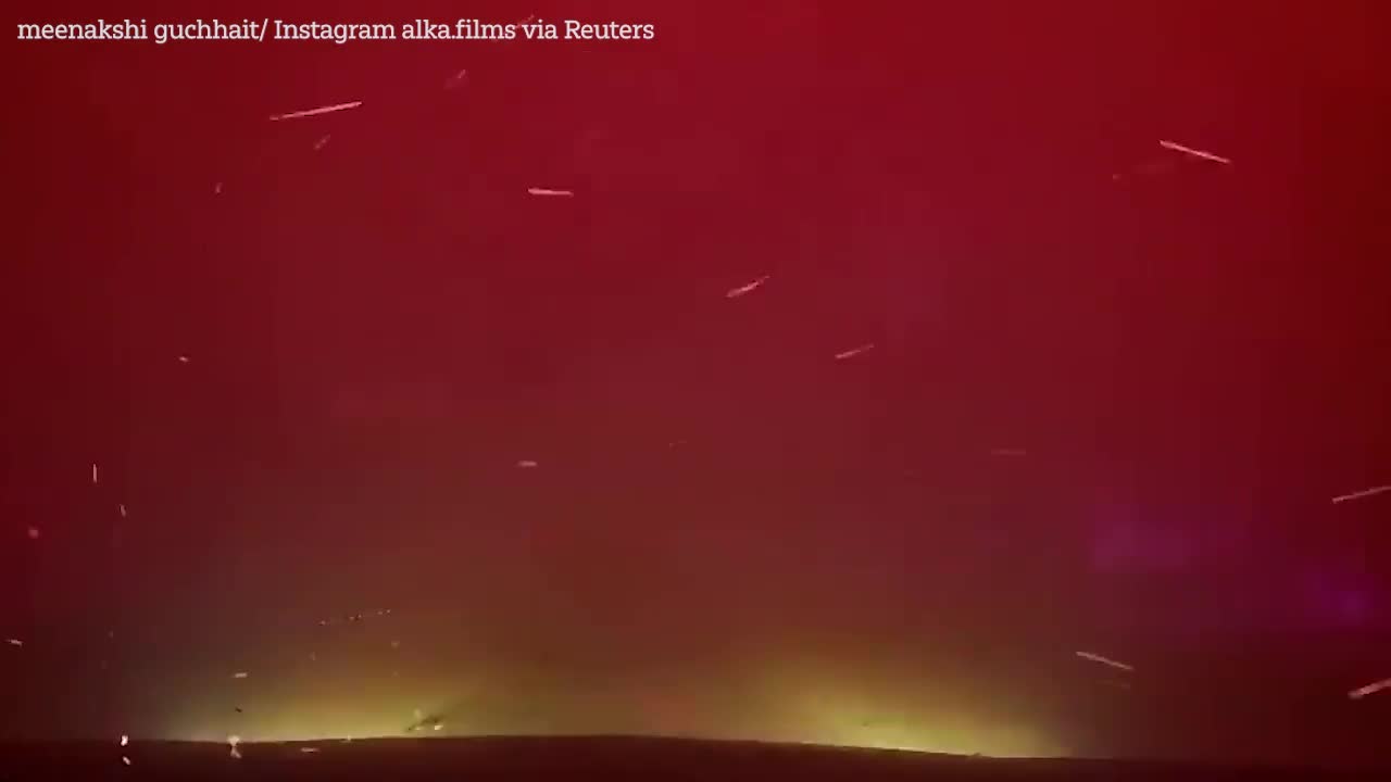 Video - Kinh hoàng ô tô chạy đua để thoát khỏi cảnh cháy rừng như “ngày tận thế”