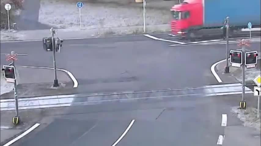 Video - Clip: Cố băng qua đường ray, container bị tàu hỏa tông 'rụng' đầu