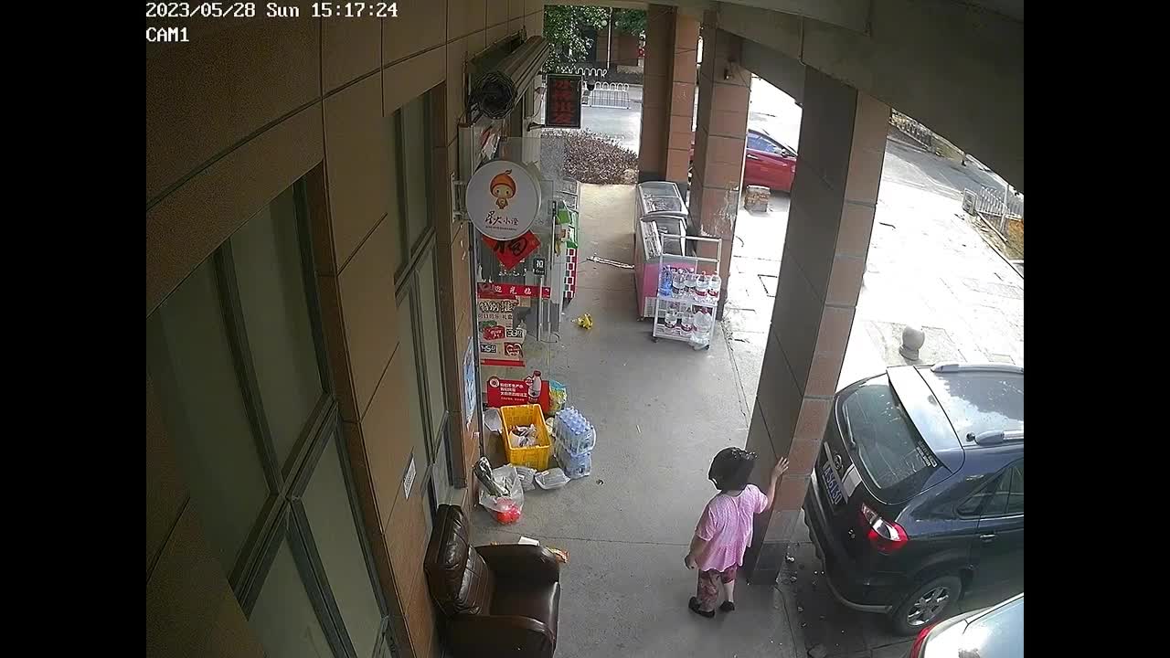 Video - Clip: Người phụ nữ dùng túi nylon đen trùm kín đầu rồi đi trộm gạo