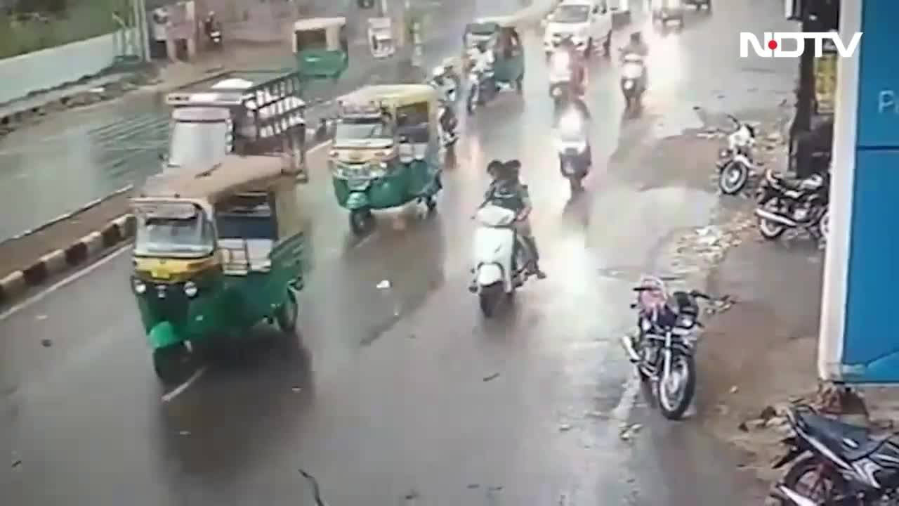 Video - Clip: Đang chạy trên đường, xe máy kẹp 3 bất ngờ bị cành cây rơi trúng