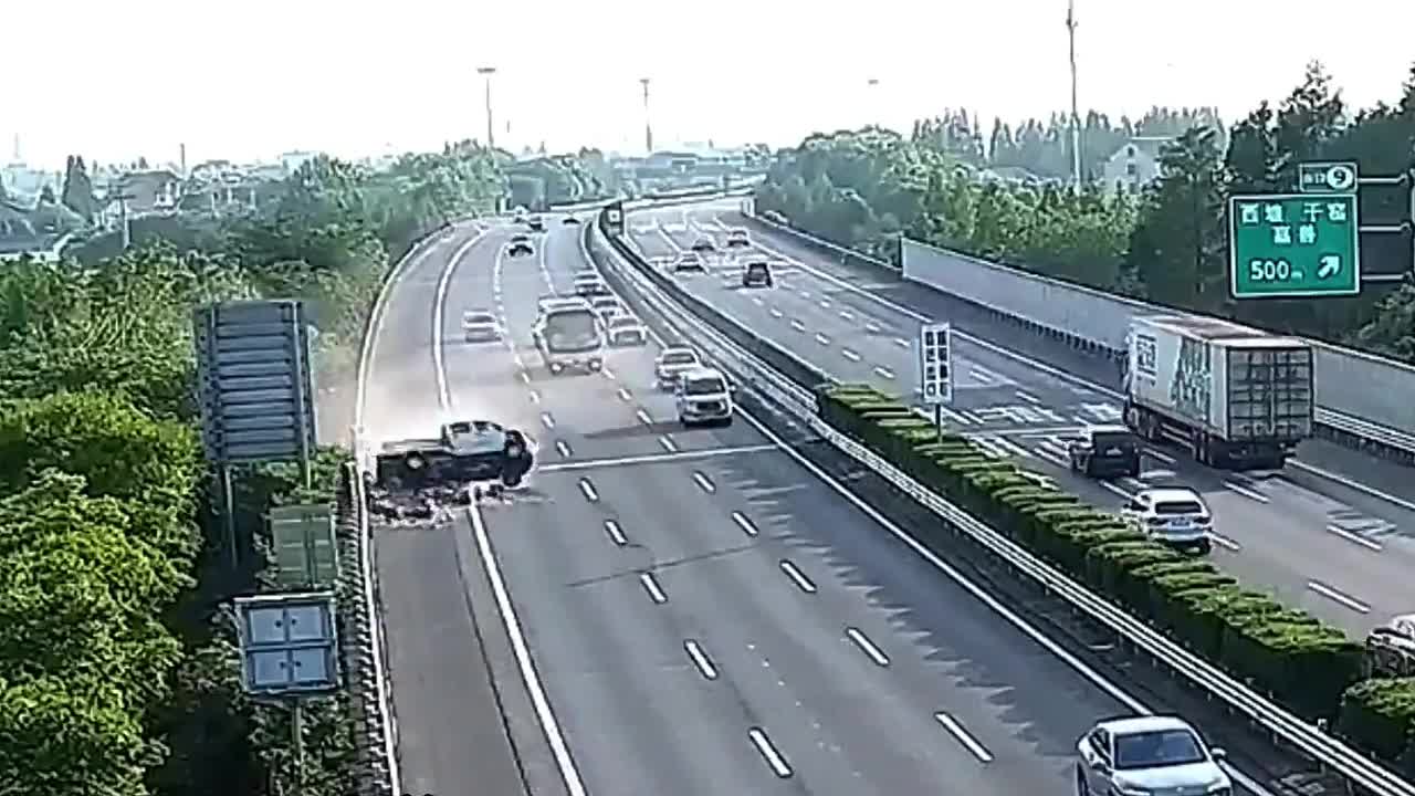 Video - Clip: Xe tải bất ngờ nổ lốp, lộn nhiều vòng trên đường cao tốc