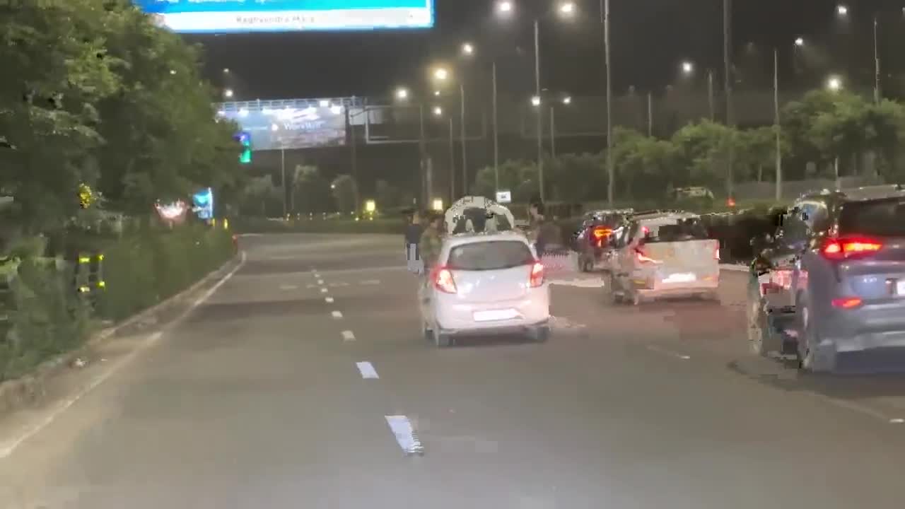 Video - Clip: Chống đẩy trên nóc xe ô tô, người đàn ông nhận kết đắng