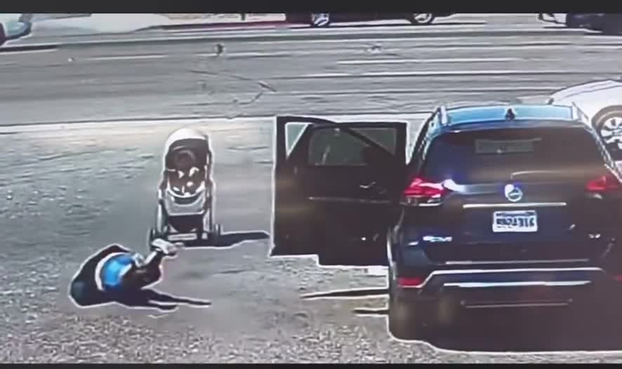 Video - Clip: Thót tim khoảnh khắc xe đẩy em bé lao vào đường cao tốc bốn làn