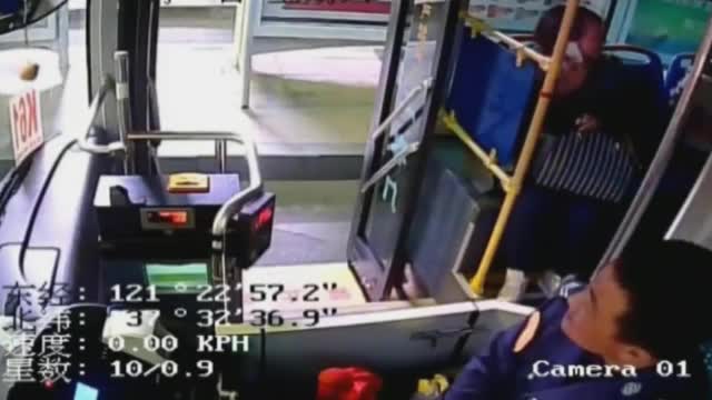 Video - Clip: Cha hung hăng đánh tài xế xe buýt, con trai có hành động bất ngờ
