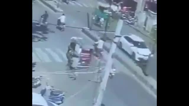Video - Clip: Hai hành khách bất ngờ ngã 'lộn cổ' khỏi xe buýt đang chạy