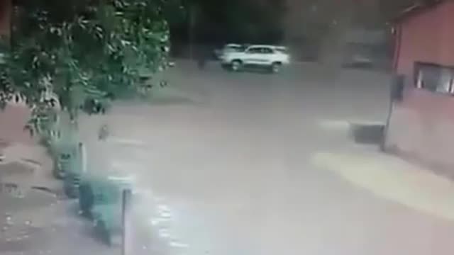 Video - Clip: Cầm ô đi bộ dưới trời mưa, cô gái bị sét đánh trúng người