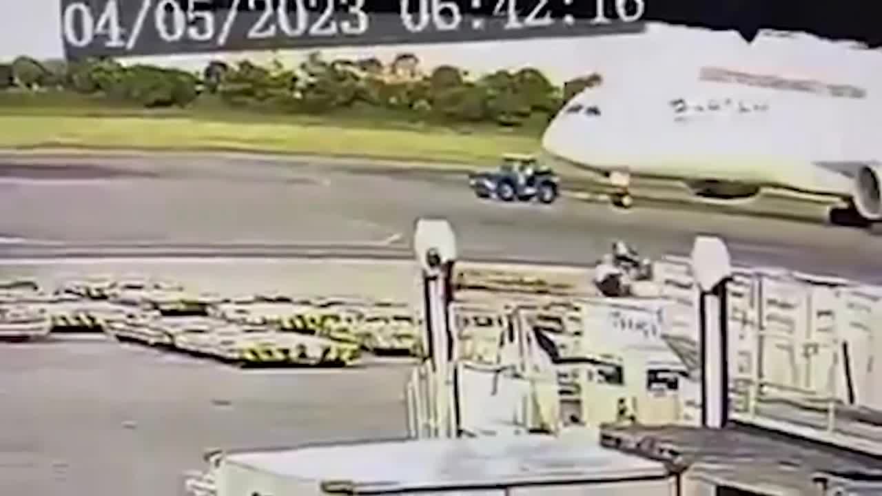 Video - Clip: Xe kéo đẩy va chạm với máy bay, tài xế nhảy ra ngoài thoát thân