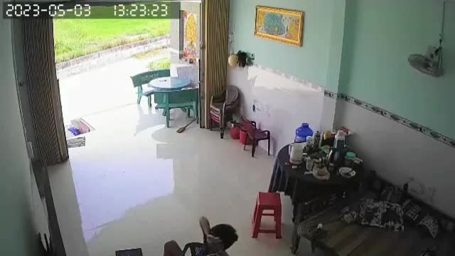 Video - Clip: Người đàn ông xông vào nhà cướp điện thoại trên tay bé trai