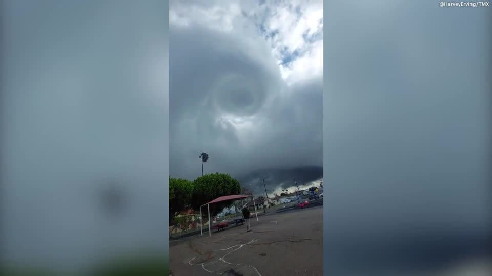 Video - Clip: Cận cảnh lốc xoáy ập xuống Los Angeles