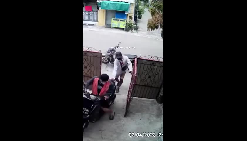 Video - Clip: Trộm xe máy, 2 thanh niên bị truy đuổi như phim hành động