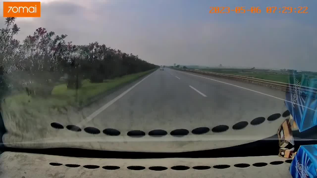 Video - Clip: Kinh hoàng cảnh người phụ nữ lao ra trước đầu ô tô trên cao tốc