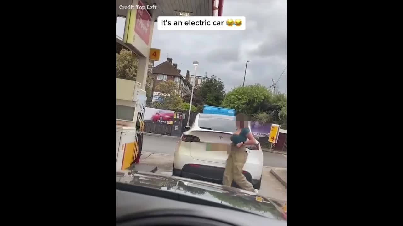 Video - Clip: Khoảnh khắc hài hước khi tài xế cố gắng đổ xăng cho xe điện