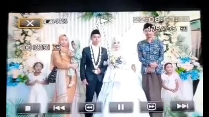Video - Clip: Bò 'điên' lao vào đám cưới và phản ứng bất ngờ của chú rể