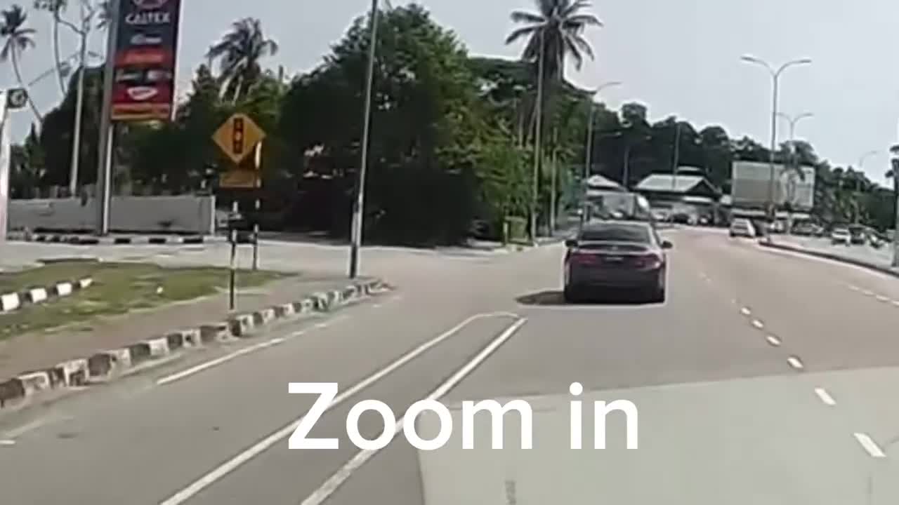 Video - Clip: Đạp tài xế ô tô để trả thù, người đàn ông nhận ngay kết đắng