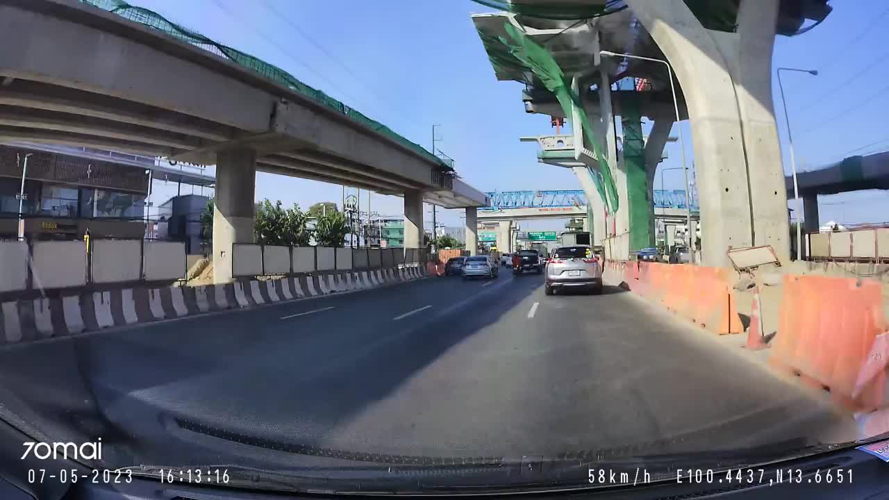 Video - Clip: Tấm bê tông trên cầu vượt bất ngờ đổ sập, suýt đè trúng ô tô