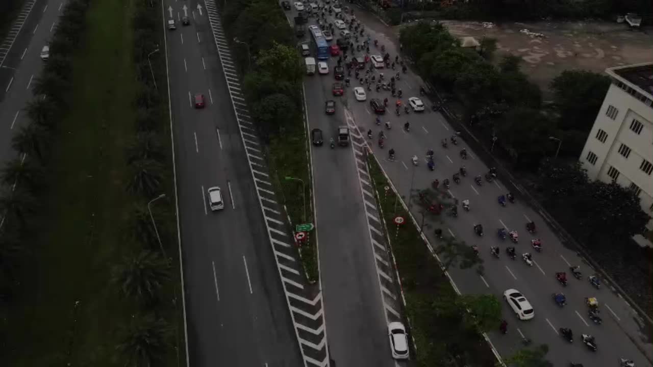 Dân sinh - Hà Nội: Xử phạt hàng loạt tài xế liều mình đi vào làn cao tốc