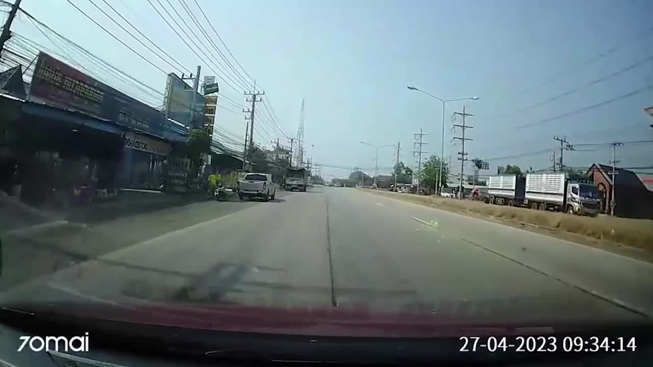 Video - Clip: Xe tải mất lái, đâm hàng loạt ô tô đang dừng chờ đèn đỏ
