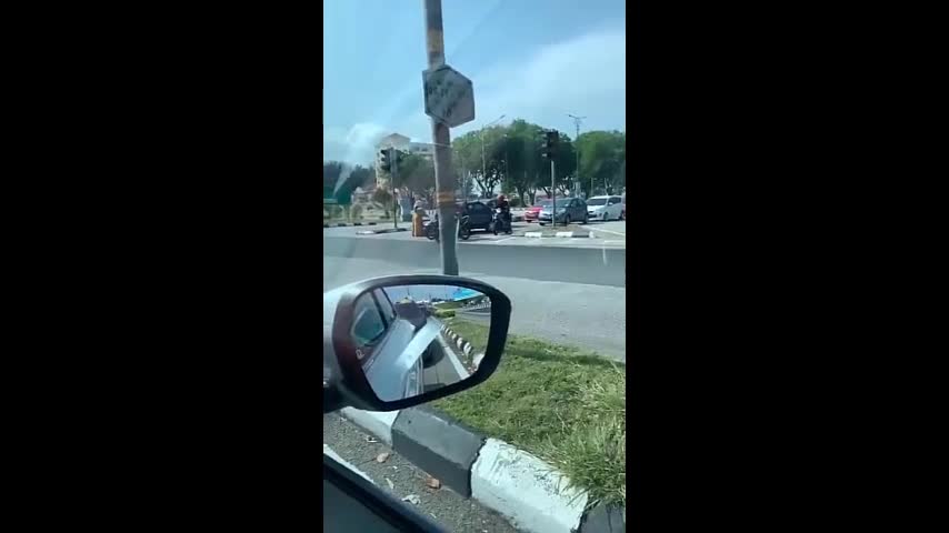 Video - Clip: Vợ liều lĩnh nằm trên nắp capo chặn xe chồng và lý do bất ngờ