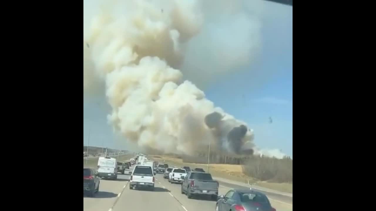 Video - Clip: Cháy rừng tàn phá miền Tây Canada, buộc sơ tán 30.000 cư dân