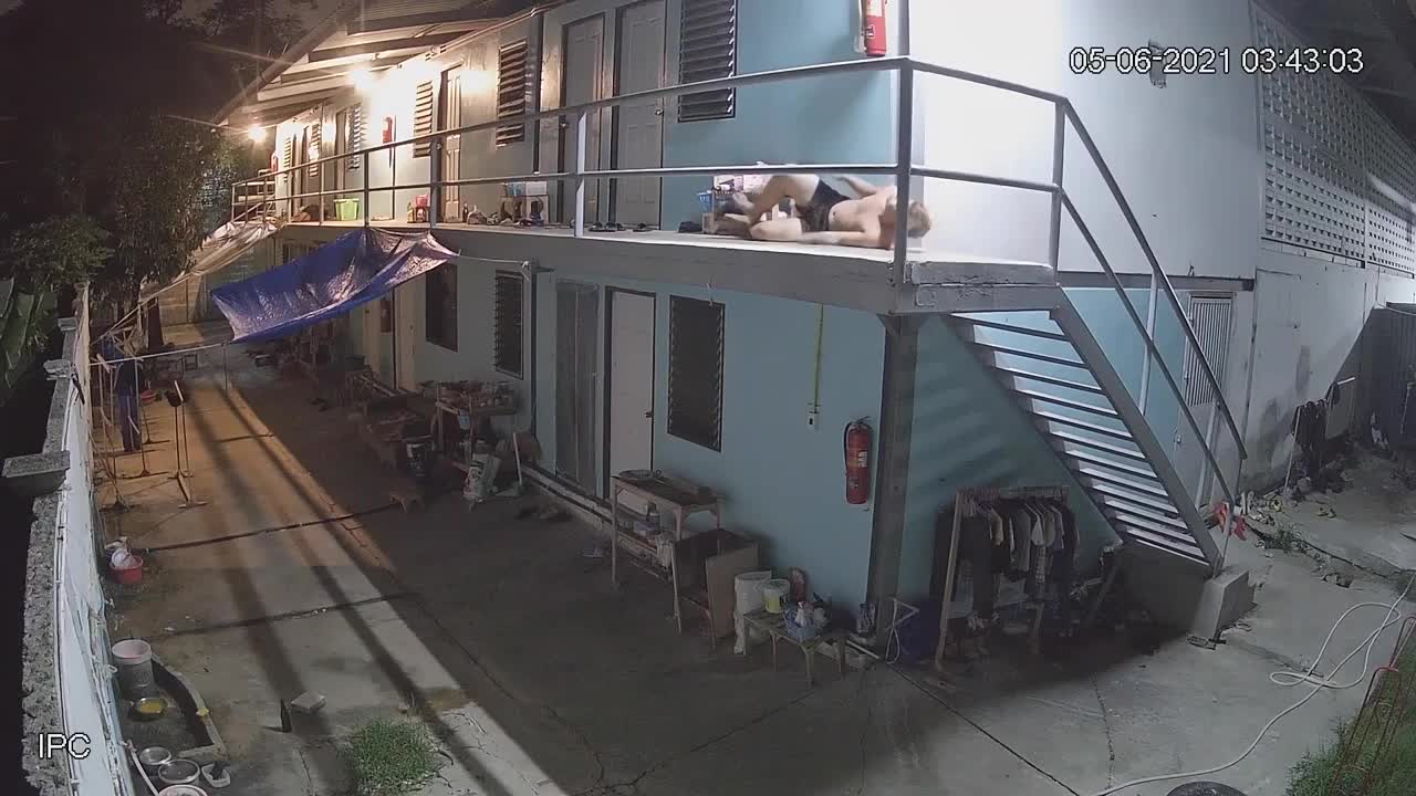 Video - Clip: Say rượu ngủ ngoài hành lang, thanh niên rơi từ tầng 2 xuống đất