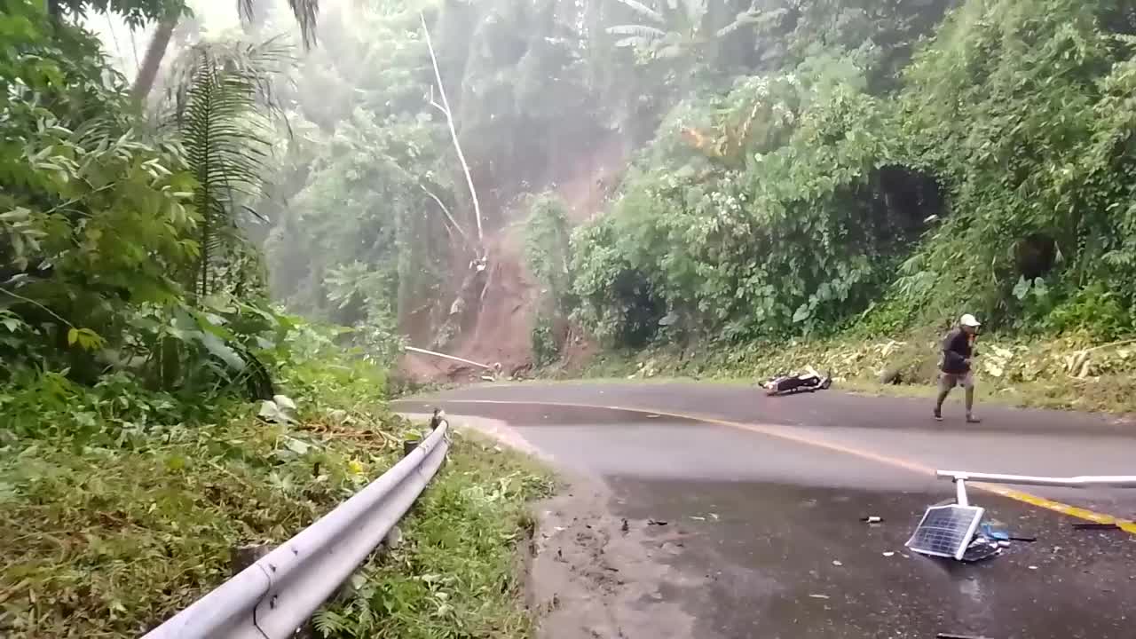Video - Clip: Núi bất ngờ sạt lở, người đàn ông hoảng loạn vứt xe máy bỏ chạy