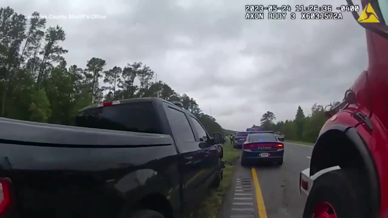 Video - Clip: Lao lên thùng xe tải, ô tô bay lên không như phim hành động