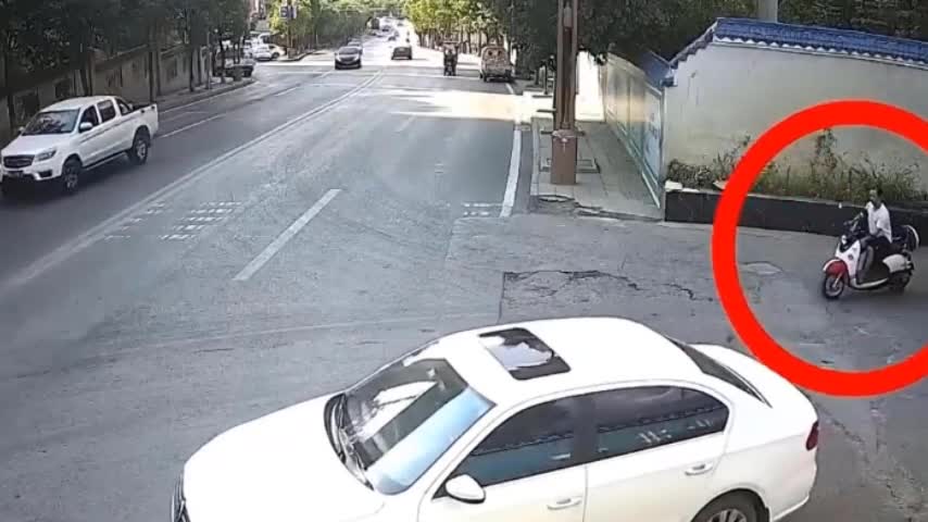 Video - Clip: Bị xe bồn tông trúng, nam thanh niên vứt xe bỏ chạy và cái kết